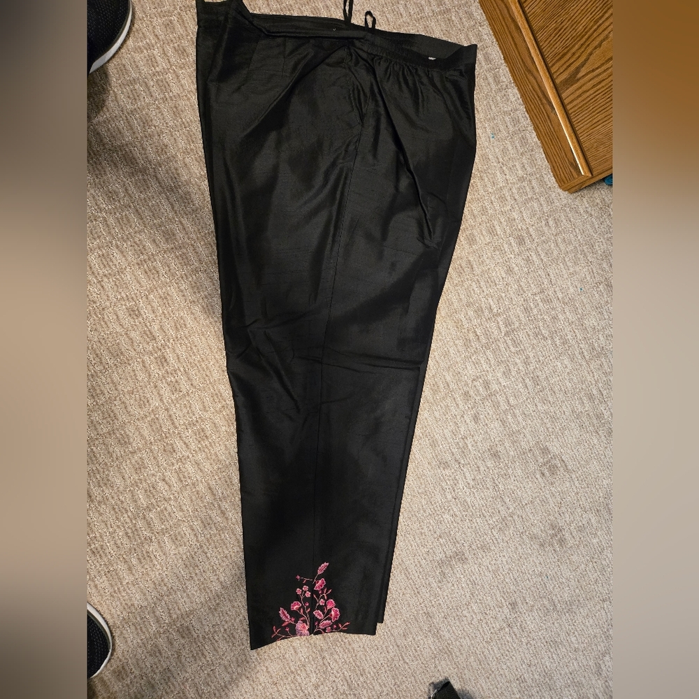 August Max , size 24 black shantung straight leg dress pants w/ ankle embroidery